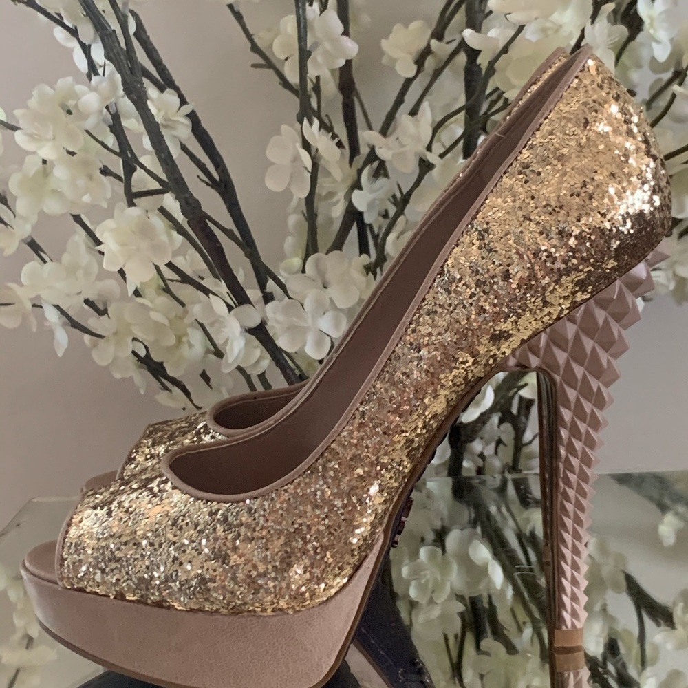 🔥🔥Brand New Rachel Rachel Roy Gold Glitter Pumps